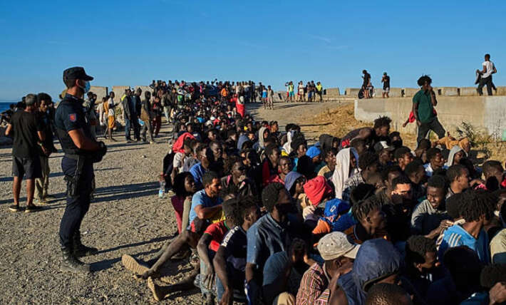 Spain ignores EU and prepares urgent transfer of 500 migrant girls from Ceuta to mainland