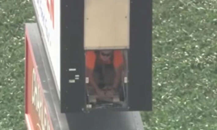 Man recorded goodbye message to wife and kids while he was trapped in 130-foot high gas station sign for hours