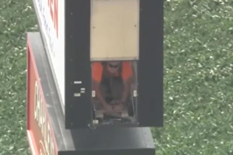 Man recorded goodbye message to wife and kids while he was trapped in 130-foot high gas station sign for hours