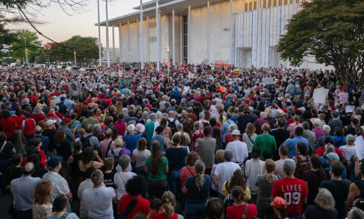 Donald Trump humiliated by giant crowd at Kennedy Center