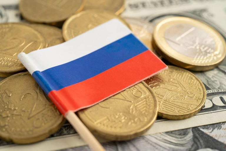 Elizabeth Warren slams Trump as $6.9 billion in Russia-linked payments reportedly slipped through global banks despite sanctions (updated)