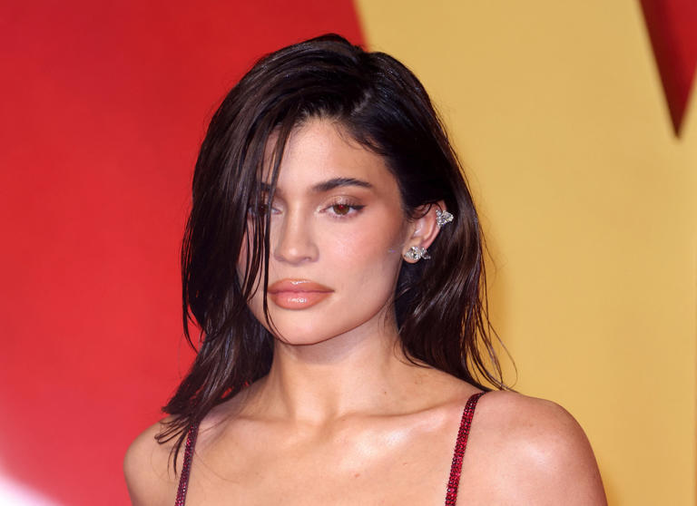 Kylie Jenner sells her Hidden Hills mansion for whopping $15 million, takes $5 million price cut