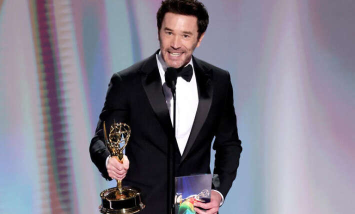 Tom Pelphrey shouts out ‘very pregnant’ fiancée Kaley Cuoco as she tears up during his 2026 Emmys win