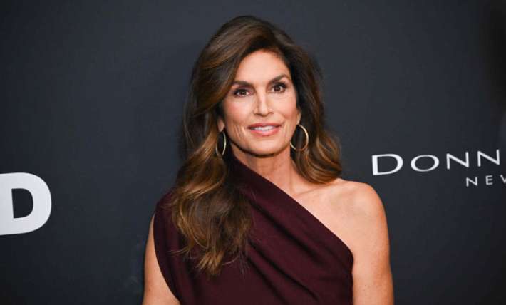 Cindy Crawford never looks at her phone first thing in the morning—plus 5 more rules she lives by
