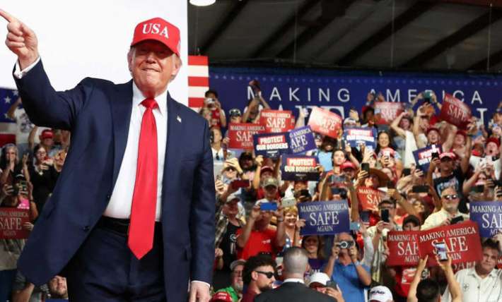 Trump stunned as protester disrupts North Carolina rally