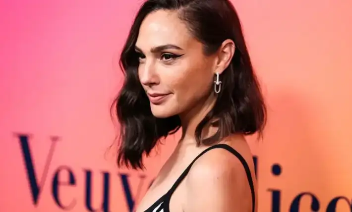 Gal Gadot dazzles in tiny black microtop during sun-soaked Costa Rica escape