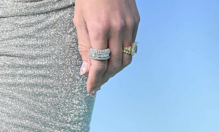 The VMAs gave us the clearest glimpse yet of Taylor Swift’s wedding ring and it’s honestly nothing like the previous photos