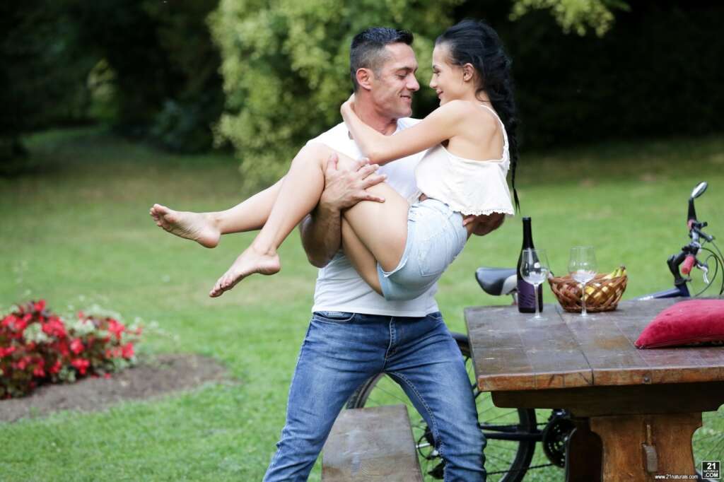 Barefoot girl Nicole Love has her feet worshiped before sex on a picnic table 30 95760585 001 a539
