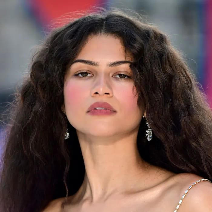 Zendaya fans react to viral resurfaced clip showing her giving Florence Pugh a ‘death stare’ after she touches Tom Holland on red carpet: ‘She doesn’t like other women touching her man’
