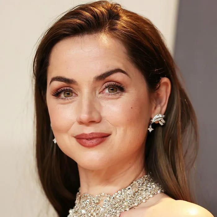 Ana de Armas poses in baggy jeans & a crop top in a new Instagram photo dump