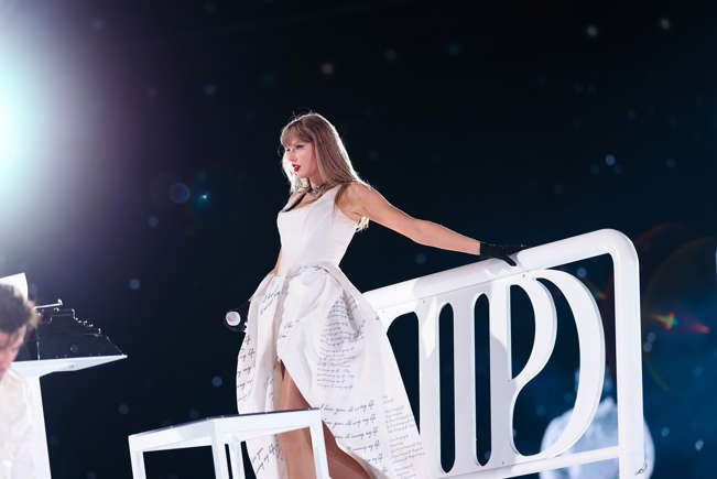 Taylor Swift’s fresh new look turns heads as she celebrates a special Emmy-nominated project