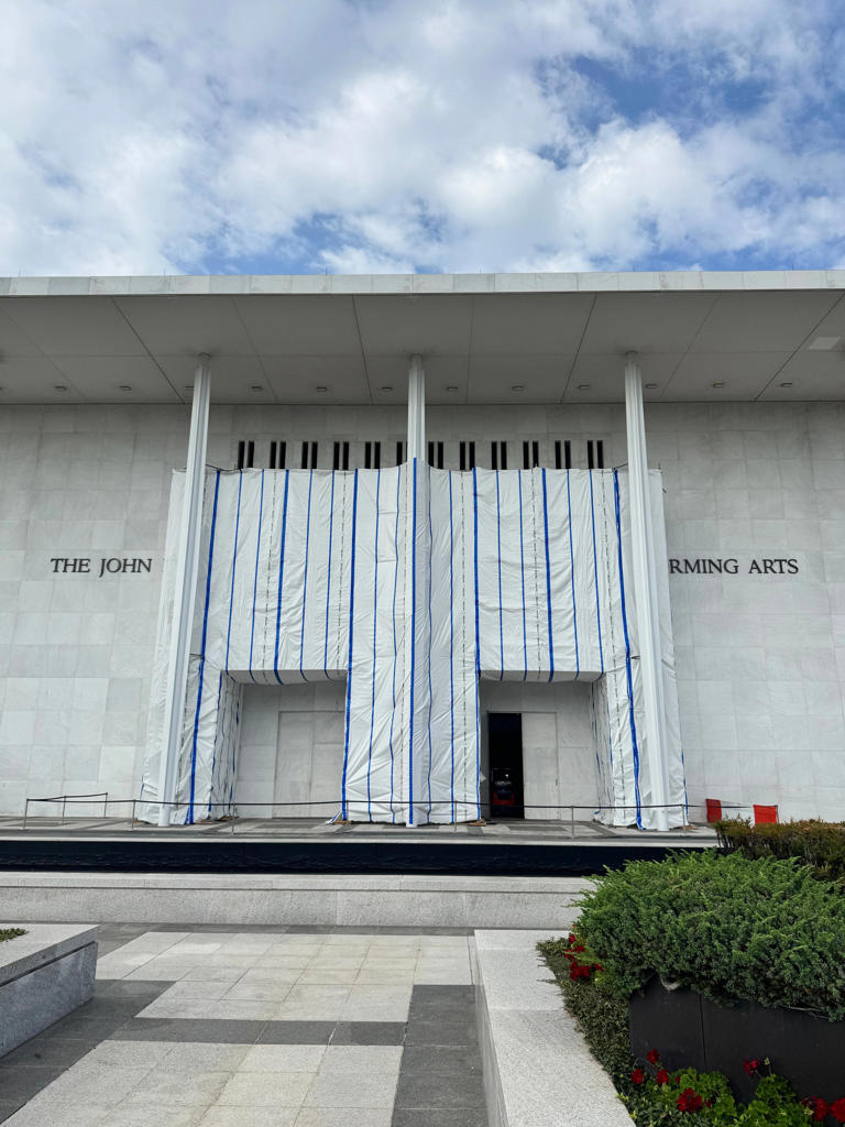What we saw outside the Kennedy Center after board votes to close venue AA2crD0E