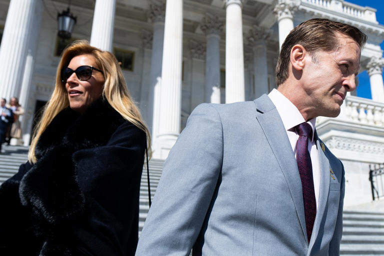 Republican Reps. Beth Van Duyne and Rich McCormick call it quits after a more than two-year-long Capitol Hill romance 2 AA2dLCQY