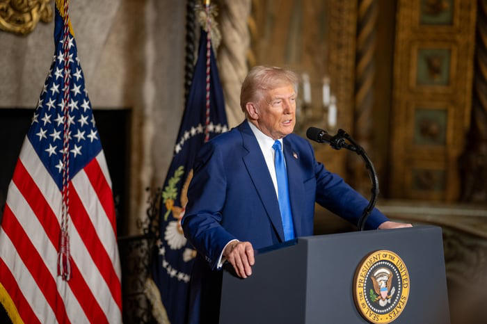 The stock market flashes a warning as investors get bad news about President Trump’s economy. History says this will happen next. aa2dwydd