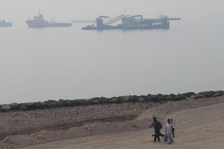 US forces disable ship attempting to run Iran blockade in Gulf of Oman aa2dzcay