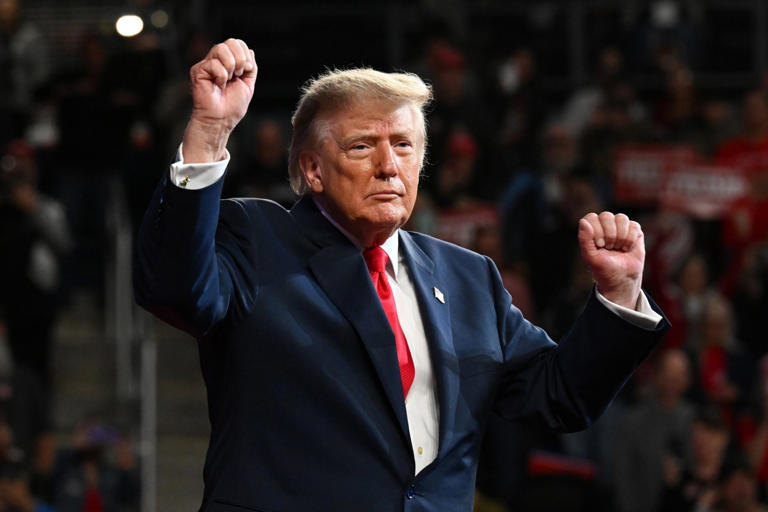 Trump chants ‘we will kill everyone’ and ‘praise be to Allah’ in bizarre speech aa2dzyfy