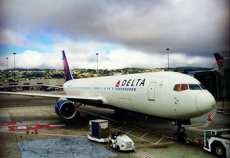 Pilot arrested at SFO last year faces 230 years in prison 2 AA2dnQdG