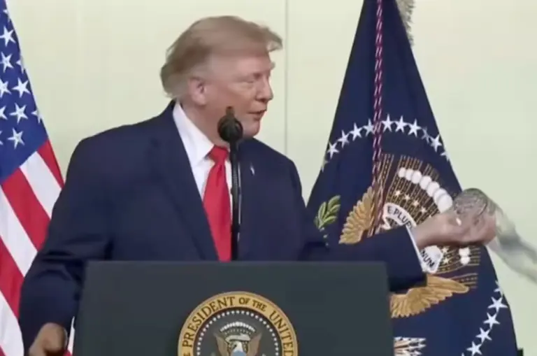 Picture goes viral: Trump tosses glass of water in middle of his speech 2 AA2do2Pd