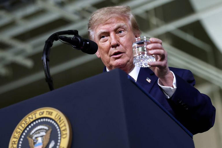 Trump says 'it's ridiculous' as he launches glass of water during his speech 2 AA2doDZ9