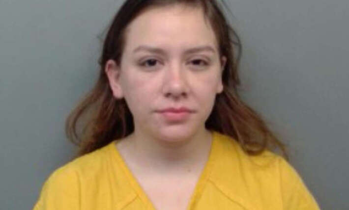 Woman arrested after allegedly offering officer $500 to let her go following disturbance