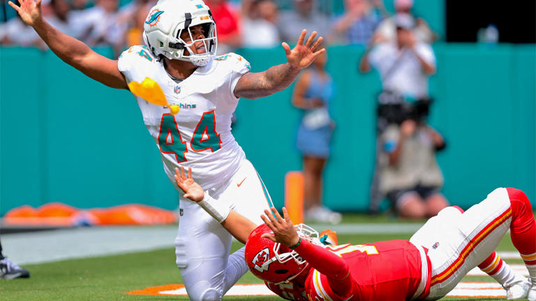 Former NFL QB exposes ref throwing controversial Patrick Mahomes flag before penalty happened 2 AA2drN3X