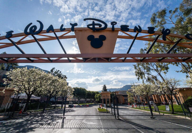 Disney cuts 300 workers, offers executives early retirement 2 AA2drr5E