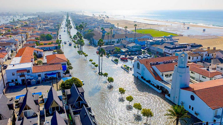 Hurricane Rachel obliterates 20-foot berms and turns Newport Beach streets into the Pacific (aerial footage) aa2e0zm5