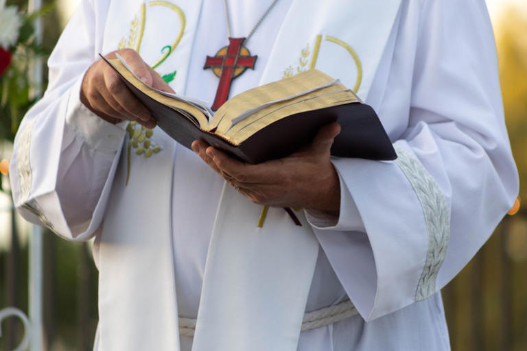 Exclusive: ICE detains dozens of faith leaders under Trump’s crackdown aa2e0sn8